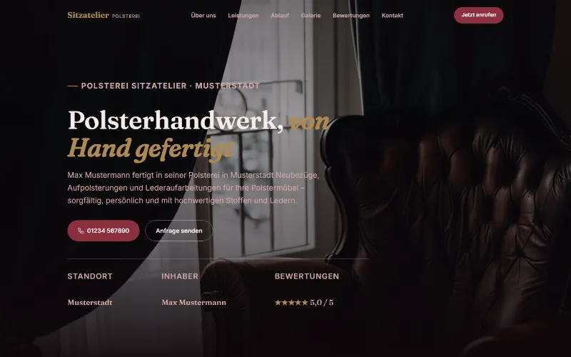 Startseite der Demo-Website Polsterei Sitzatelier auf dem Desktop: dunkles Bordeaux, Ledersessel und goldene Kursivschrift