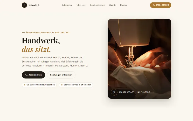 Startseite der Demo-Website Atelier Feinstich auf dem Desktop: cremefarbener Hintergrund, elegante Serifenschrift und Foto einer Nähmaschine