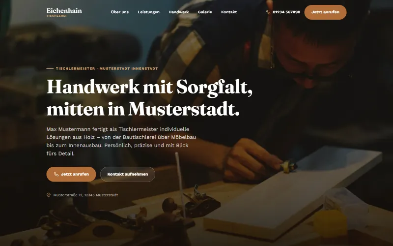 Startseite der Demo-Website Tischlerei Eichenhain auf dem Desktop: Werkstattfoto über die volle Breite mit großer Überschrift